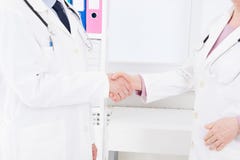 διαπραγμάτευση Έννοια της συνεργασίας στην ιατρική Κλείστε επάνω τη φωτογραφία δύο γιατρών που τινάζουν τα χέρια Ιατρική ασφάλεια στοκ φωτογραφία με δικαίωμα ελεύθερης χρήσης διαπραγμάτευση Έννοια της συνεργασίας στην ιατρική Κλείστε επάνω τη φωτογραφία δύο γιατρών που τινάζουν τα χέρια Ιατρική ασφάλεια στοκ φωτογραφία με δικαίωμα ελεύθερης χρήσης