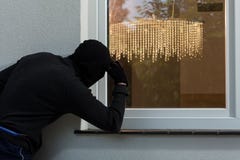 Διαρρήκτης σε ένα παράθυρο στοκ εικόνα Διαρρήκτης σε ένα παράθυρο στοκ εικόνα