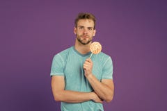 Διασκέδαση Lollipop Το άτομο τρώει το μεγάλο ζωηρόχρωμο γλυκό lollipop Το άτομο με τη σκληρή τρίχα συμπαθεί lollipop m Ζάχαρη επι στοκ φωτογραφίες με δικαίωμα ελεύθερης χρήσης Διασκέδαση Lollipop Το άτομο τρώει το μεγάλο ζωηρόχρωμο γλυκό lollipop Το άτομο με τη σκληρή τρίχα συμπαθεί lollipop m Ζάχαρη επι στοκ φωτογραφίες με δικαίωμα ελεύθερης χρήσης