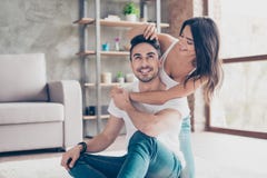 Διασκέδαση από κοινού Το ευτυχές όμορφο παντρεμένο λατίνο ζευγάρι μιγάδων είναι γ στοκ εικόνες Διασκέδαση από κοινού Το ευτυχές όμορφο παντρεμένο λατίνο ζευγάρι μιγάδων είναι γ στοκ εικόνες