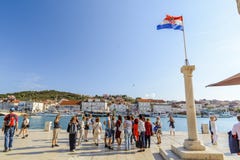 ΔΙΑΣΠΑΣΗ, ΚΡΟΑΤΙΑ, ΤΗΝ 1Η ΟΚΤΩΒΡΊΟΥ 2017: τουρίστας που περπατά στην προκυμαία και που παίρνει την εικόνα της διασπασμένης μαρίνα στοκ εικόνες ΔΙΑΣΠΑΣΗ, ΚΡΟΑΤΙΑ, ΤΗΝ 1Η ΟΚΤΩΒΡΊΟΥ 2017: τουρίστας που περπατά στην προκυμαία και που παίρνει την εικόνα της διασπασμένης μαρίνα στοκ εικόνες