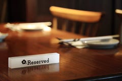 Διατηρημένο φωτισμός σημάδι σε έναν πίνακα εστιατορίων στοκ εικόνες Διατηρημένο φωτισμός σημάδι σε έναν πίνακα εστιατορίων στοκ εικόνες