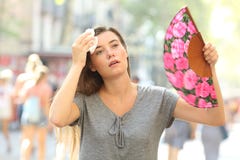 Διατύπωση παραπόνων κοριτσιών που υφίσταται το κτύπημα θερμότητας στοκ φωτογραφίες με δικαίωμα ελεύθερης χρήσης Διατύπωση παραπόνων κοριτσιών που υφίσταται το κτύπημα θερμότητας στοκ φωτογραφίες με δικαίωμα ελεύθερης χρήσης