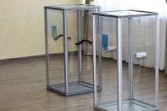 Διαφανή κάλπη γυαλιού με μια κάλυψη των όπλων στο σταθμό ψηφοφορίας κατά τη διάρκεια των εκλογών για την προεδρία της Ουκρανίας μ στοκ φωτογραφία Διαφανή κάλπη γυαλιού με μια κάλυψη των όπλων στο σταθμό ψηφοφορίας κατά τη διάρκεια των εκλογών για την προεδρία της Ουκρανίας μ στοκ φωτογραφία