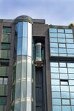 Διαφανής εξωτερικός ανελκυστήρας οικοδόμησης στοκ φωτογραφίες με δικαίωμα ελεύθερης χρήσης Διαφανής εξωτερικός ανελκυστήρας οικοδόμησης στοκ φωτογραφίες με δικαίωμα ελεύθερης χρήσης