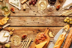 Διαφορετικά είδη τυριών, κρασιού, baguettes, φρούτων και πρόχειρων φαγητών στοκ εικόνες με δικαίωμα ελεύθερης χρήσης Διαφορετικά είδη τυριών, κρασιού, baguettes, φρούτων και πρόχειρων φαγητών στοκ εικόνες με δικαίωμα ελεύθερης χρήσης