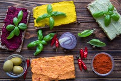 Διαφορετικά είδη hummus, πάπρικας, αβοκάντο, κάρρυ και παντζαριών στον καφετή πίνακα στοκ εικόνες Διαφορετικά είδη hummus, πάπρικας, αβοκάντο, κάρρυ και παντζαριών στον καφετή πίνακα στοκ εικόνες