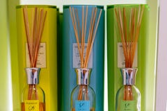 Διαφορετικά χρωματισμένα φυτίλια αέρα αρώματος στην επίδειξη σε ένα κατάστημα στη συσκευασία τους στοκ εικόνα με δικαίωμα ελεύθερης χρήσης Διαφορετικά χρωματισμένα φυτίλια αέρα αρώματος στην επίδειξη σε ένα κατάστημα στη συσκευασία τους στοκ εικόνα με δικαίωμα ελεύθερης χρήσης