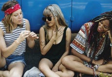 Διαφορετική ομάδα ανθρώπων που απολαμβάνει ένα οδικό ταξίδι και ένα φεστιβάλ στοκ εικόνα Διαφορετική ομάδα ανθρώπων που απολαμβάνει ένα οδικό ταξίδι και ένα φεστιβάλ στοκ εικόνα