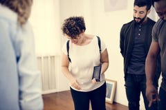 Διαφορετική ομάδα ανθρώπων σε μια έκθεση τέχνης στοκ εικόνα Διαφορετική ομάδα ανθρώπων σε μια έκθεση τέχνης στοκ εικόνα