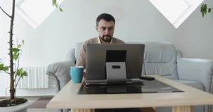 Διαφορετική ομάδα επιχειρηματιών που απασχολούνται και που χρησιμοποιούν στα κοινά διαστήματα σε ένα μεγάλο σύγχρονο κτίριο γραφε απόθεμα βίντεο Διαφορετική ομάδα επιχειρηματιών που απασχολούνται και που χρησιμοποιούν στα κοινά διαστήματα σε ένα μεγάλο σύγχρονο κτίριο γραφε απόθεμα βίντεο