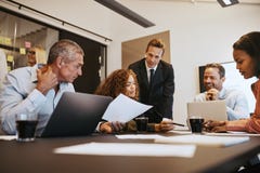 Διαφορετικό businesspeople στην εργασία μαζί σε μια αίθουσα συνεδριάσεων γραφείων στοκ εικόνες Διαφορετικό businesspeople στην εργασία μαζί σε μια αίθουσα συνεδριάσεων γραφείων στοκ εικόνες