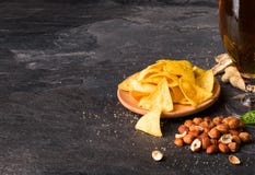 Διαφορετικό άχρηστο φαγητό σε ένα μαύρο υπόβαθρο nachos πικάντικα υγιή καρύδια Μια πίντα της σκοτεινής μπύρας Έννοια φραγμών διάσ στοκ φωτογραφία Διαφορετικό άχρηστο φαγητό σε ένα μαύρο υπόβαθρο nachos πικάντικα υγιή καρύδια Μια πίντα της σκοτεινής μπύρας Έννοια φραγμών διάσ στοκ φωτογραφία
