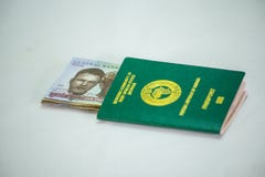 Διεθνές διαβατήριο της Νιγηρίας Ecowas με 1000 naira σημειώσεις νομίσματος στοκ εικόνες με δικαίωμα ελεύθερης χρήσης Διεθνές διαβατήριο της Νιγηρίας Ecowas με 1000 naira σημειώσεις νομίσματος στοκ εικόνες με δικαίωμα ελεύθερης χρήσης