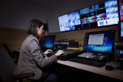 Διευθυντής TV στο συντάκτη στο στούντιο Διευθυντής TV που μιλά στον αναμίκτη εικόνας σε μια στοά τηλεοπτικής ραδιοφωνικής μετάδοσ στοκ εικόνες με δικαίωμα ελεύθερης χρήσης Διευθυντής TV στο συντάκτη στο στούντιο Διευθυντής TV που μιλά στον αναμίκτη εικόνας σε μια στοά τηλεοπτικής ραδιοφωνικής μετάδοσ στοκ εικόνες με δικαίωμα ελεύθερης χρήσης
