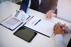 Διευθυντής πωλήσεων που δίνει το έγγραφο αίτησης υποψηφιότητας συμβουλών, consideri στοκ εικόνες Διευθυντής πωλήσεων που δίνει το έγγραφο αίτησης υποψηφιότητας συμβουλών, consideri στοκ εικόνες