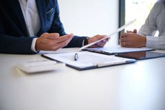 Διευθυντής πωλήσεων που δίνει το έγγραφο αίτησης υποψηφιότητας συμβουλών, consideri στοκ εικόνα Διευθυντής πωλήσεων που δίνει το έγγραφο αίτησης υποψηφιότητας συμβουλών, consideri στοκ εικόνα