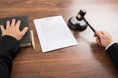 Δικαστής που χτυπά gavel στο γραφείο στοκ εικόνες Δικαστής που χτυπά gavel στο γραφείο στοκ εικόνες