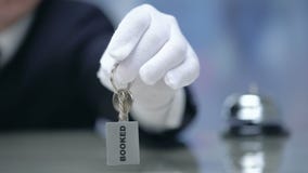 Διοικητής που παρουσιάζει κλειδιά στο κρατημένο δωμάτιο, ξενοδοχείο πολυτελείας, ενοίκιο για τους τουρίστες φιλμ μικρού μήκους Διοικητής που παρουσιάζει κλειδιά στο κρατημένο δωμάτιο, ξενοδοχείο πολυτελείας, ενοίκιο για τους τουρίστες φιλμ μικρού μήκους