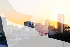 Διπλή κινηματογράφηση σε πρώτο πλάνο έκθεσης της χειραψίας businessmans στο υπόβαθρο πόλεων Στοκ εικόνες με δικαίωμα ελεύθερης χρήσης Διπλή κινηματογράφηση σε πρώτο πλάνο έκθεσης της χειραψίας businessmans στο υπόβαθρο πόλεων Στοκ εικόνες με δικαίωμα ελεύθερης χρήσης