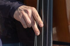 Διπλές πέρκες, παιχνίδι χεριών και plunk contrabass σειρές, μουσικός φορέας οργάνων κοντά επάνω στοκ φωτογραφία με δικαίωμα ελεύθερης χρήσης Διπλές πέρκες, παιχνίδι χεριών και plunk contrabass σειρές, μουσικός φορέας οργάνων κοντά επάνω στοκ φωτογραφία με δικαίωμα ελεύθερης χρήσης