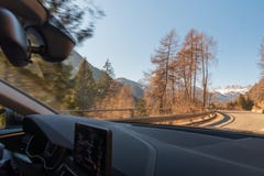 Δολομίτες την άνοιξη και δρόμος από το αυτοκίνητο στοκ φωτογραφία με δικαίωμα ελεύθερης χρήσης Δολομίτες την άνοιξη και δρόμος από το αυτοκίνητο στοκ φωτογραφία με δικαίωμα ελεύθερης χρήσης