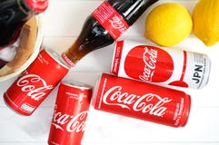 Δοχεία και μπουκάλια κοκ με την εκλεκτική εστίαση στην έκδοση της Ιαπωνίας κοκ για να υποστηρίξει την ομάδα της Ιαπωνίας στο Παγκ στοκ φωτογραφία με δικαίωμα ελεύθερης χρήσης Δοχεία και μπουκάλια κοκ με την εκλεκτική εστίαση στην έκδοση της Ιαπωνίας κοκ για να υποστηρίξει την ομάδα της Ιαπωνίας στο Παγκ στοκ φωτογραφία με δικαίωμα ελεύθερης χρήσης