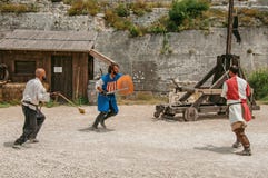 Δράστες που κάνουν μια θεατρική οργάνωση ως μεσαιωνικούς μαχητές στο κάστρο της baux-de-Προβηγκίας στοκ φωτογραφία Δράστες που κάνουν μια θεατρική οργάνωση ως μεσαιωνικούς μαχητές στο κάστρο της baux-de-Προβηγκίας στοκ φωτογραφία