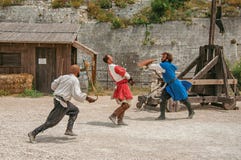 Δράστες που κάνουν μια θεατρική οργάνωση ως μεσαιωνικούς μαχητές στο κάστρο της baux-de-Προβηγκίας στοκ φωτογραφία με δικαίωμα ελεύθερης χρήσης Δράστες που κάνουν μια θεατρική οργάνωση ως μεσαιωνικούς μαχητές στο κάστρο της baux-de-Προβηγκίας στοκ φωτογραφία με δικαίωμα ελεύθερης χρήσης