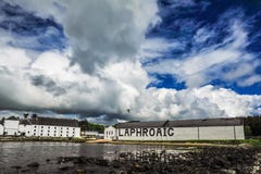 Δραματικοί ουρανός και πουλί πέρα από Laphroaig στοκ φωτογραφίες με δικαίωμα ελεύθερης χρήσης Δραματικοί ουρανός και πουλί πέρα από Laphroaig στοκ φωτογραφίες με δικαίωμα ελεύθερης χρήσης