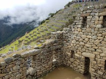Δραματικό Machu Picchu στα σύννεφα στοκ φωτογραφία Δραματικό Machu Picchu στα σύννεφα στοκ φωτογραφία