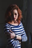 Δραματικό πορτρέτο ενός νέου όμορφου κοριτσιού Ένα κορίτσι με μια ευχάριστη εμφάνιση και λυπημένος κοιτάζει Δημιουργικό πορτρέτο στοκ φωτογραφία με δικαίωμα ελεύθερης χρήσης Δραματικό πορτρέτο ενός νέου όμορφου κοριτσιού Ένα κορίτσι με μια ευχάριστη εμφάνιση και λυπημένος κοιτάζει Δημιουργικό πορτρέτο στοκ φωτογραφία με δικαίωμα ελεύθερης χρήσης