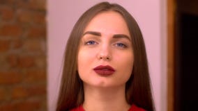 Δραματικός στενός επάνω του όμορφου brunette γυναικών ευτυχούς σε αργή κίνηση μαλακού φυσικού φωτός χαμόγελου πορτρέτου ευτυχούς φιλμ μικρού μήκους Δραματικός στενός επάνω του όμορφου brunette γυναικών ευτυχούς σε αργή κίνηση μαλακού φυσικού φωτός χαμόγελου πορτρέτου ευτυχούς φιλμ μικρού μήκους
