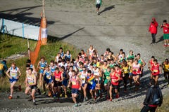 Δρομείς επάνω ο πρώτος λόφος στην τρέχοντας φυλή πρωταθλημάτων παγκόσμιων βουνών στοκ φωτογραφία Δρομείς επάνω ο πρώτος λόφος στην τρέχοντας φυλή πρωταθλημάτων παγκόσμιων βουνών στοκ φωτογραφία