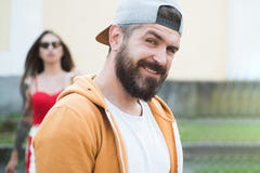 Δροσίστε hipster Βάναυσο άτομο με τη μακριά γενειάδα και mustache Μόδα οδών Hipster Ελκυστικός τύπος μπροστά από το κορίτσι στοκ εικόνες Δροσίστε hipster Βάναυσο άτομο με τη μακριά γενειάδα και mustache Μόδα οδών Hipster Ελκυστικός τύπος μπροστά από το κορίτσι στοκ εικόνες