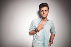 Δροσερό νέο άτομο μόδας που κλίνει στο υπόβαθρο στούντιο Στοκ φωτογραφίες με δικαίωμα ελεύθερης χρήσης Δροσερό νέο άτομο μόδας που κλίνει στο υπόβαθρο στούντιο Στοκ φωτογραφίες με δικαίωμα ελεύθερης χρήσης