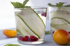 Δροσερός detox χυμός με το αγγούρι, τα μούρα και τα ροδάκινα ή aprikotes στοκ εικόνα με δικαίωμα ελεύθερης χρήσης Δροσερός detox χυμός με το αγγούρι, τα μούρα και τα ροδάκινα ή aprikotes στοκ εικόνα με δικαίωμα ελεύθερης χρήσης