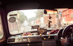 Δρόμος δορών, Kolkata, δυτική Βεγγάλη, στις 10 Ιανουαρίου 2019: Εσωτερικό άποψης αυτοκινήτων - έξω, Drive στην πόλη Τοπίο μεταφορ στοκ φωτογραφία Δρόμος δορών, Kolkata, δυτική Βεγγάλη, στις 10 Ιανουαρίου 2019: Εσωτερικό άποψης αυτοκινήτων - έξω, Drive στην πόλη Τοπίο μεταφορ στοκ φωτογραφία
