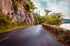 Δρόμος περασμάτων Kirkstone με το δύσκολο βουνό στον αριστερό και τοίχο πετρών στο δικαίωμα στοκ φωτογραφία Δρόμος περασμάτων Kirkstone με το δύσκολο βουνό στον αριστερό και τοίχο πετρών στο δικαίωμα στοκ φωτογραφία