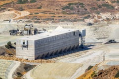 Δυνατότητα αποθήκευσης μιας εξορυκτικής βιομηχανίας στοκ εικόνα με δικαίωμα ελεύθερης χρήσης Δυνατότητα αποθήκευσης μιας εξορυκτικής βιομηχανίας στοκ εικόνα με δικαίωμα ελεύθερης χρήσης