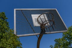 Δυνατότητα την καλαθοσφαίριση σε ένα πάρκο στοκ εικόνα Δυνατότητα την καλαθοσφαίριση σε ένα πάρκο στοκ εικόνα