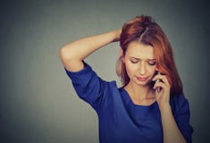 Δυστυχισμένη ανησυχημένη γυναίκα που μιλά σε ένα τηλέφωνο στοκ φωτογραφίες με δικαίωμα ελεύθερης χρήσης Δυστυχισμένη ανησυχημένη γυναίκα που μιλά σε ένα τηλέφωνο στοκ φωτογραφίες με δικαίωμα ελεύθερης χρήσης