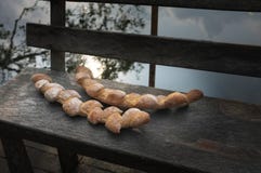 Δύο baguettes στο ξύλινο υπόβαθρο καρεκλών στοκ εικόνες με δικαίωμα ελεύθερης χρήσης Δύο baguettes στο ξύλινο υπόβαθρο καρεκλών στοκ εικόνες με δικαίωμα ελεύθερης χρήσης