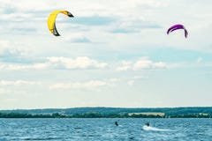 Δύο kiteboarders οδηγούν τα κύματα στοκ φωτογραφία Δύο kiteboarders οδηγούν τα κύματα στοκ φωτογραφία