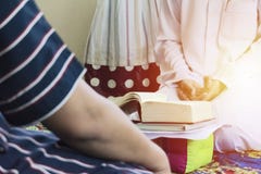 Δύο άτομα κάθονται και μιλούν για τη θρησκεία στοκ φωτογραφία Δύο άτομα κάθονται και μιλούν για τη θρησκεία στοκ φωτογραφία