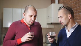 Δύο άτομα μιλούν στην κουζίνα στο γραφείο κατά τη διάρκεια ενός σπασίματος φιλμ μικρού μήκους Δύο άτομα μιλούν στην κουζίνα στο γραφείο κατά τη διάρκεια ενός σπασίματος φιλμ μικρού μήκους
