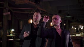 Δύο άτομα στα κοστούμια πίνουν το ουίσκυ σε έναν φραγμό απόθεμα βίντεο Δύο άτομα στα κοστούμια πίνουν το ουίσκυ σε έναν φραγμό απόθεμα βίντεο