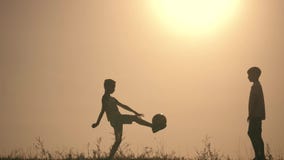 Δύο αγόρια που παίζουν το ποδόσφαιρο στο ηλιοβασίλεμα Σκιαγραφία των παιδιών που παίζουν με μια σφαίρα στο ηλιοβασίλεμα Η έννοια απόθεμα βίντεο Δύο αγόρια που παίζουν το ποδόσφαιρο στο ηλιοβασίλεμα Σκιαγραφία των παιδιών που παίζουν με μια σφαίρα στο ηλιοβασίλεμα Η έννοια απόθεμα βίντεο