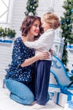 Δύο αδελφές στα χαμόγελα διακοσμήσεων Χριστουγέννων στοκ φωτογραφία Δύο αδελφές στα χαμόγελα διακοσμήσεων Χριστουγέννων στοκ φωτογραφία