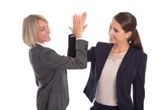 Δύο απομονωμένη επιτυχής γυναίκα που εργάζεται σε μια ομάδα Απομονωμένο portra στοκ φωτογραφία με δικαίωμα ελεύθερης χρήσης Δύο απομονωμένη επιτυχής γυναίκα που εργάζεται σε μια ομάδα Απομονωμένο portra στοκ φωτογραφία με δικαίωμα ελεύθερης χρήσης